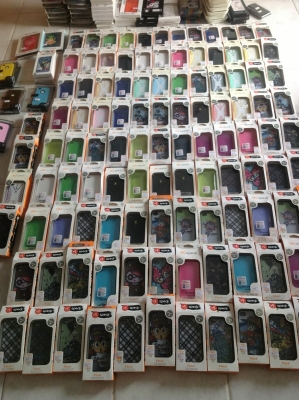 ขายเหมาเคส ipone4+เคส blackberry ครับ 198 อัน  ตกอันละ  60 บาท  แถม 200 กว่าอัน