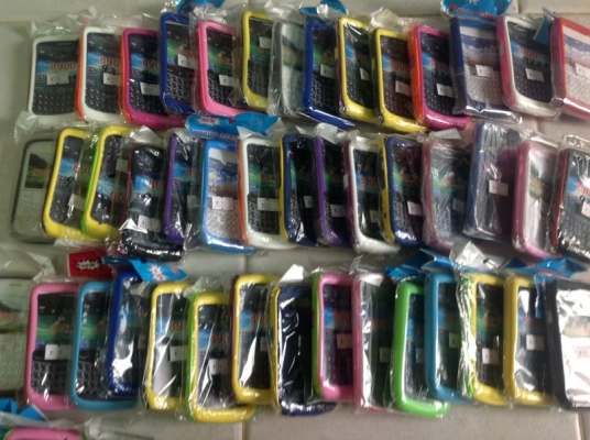 ขายเหมาเคส ipone4+เคส blackberry ครับ 198 อัน  ตกอันละ  60 บาท  แถม 200 กว่าอัน