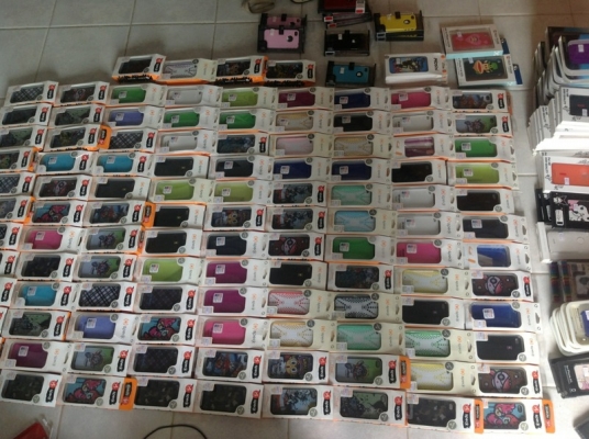 ขายเหมาเคส ipone4+เคส blackberry ครับ 198 อัน  ตกอันละ  60 บาท  แถม 200 กว่าอัน