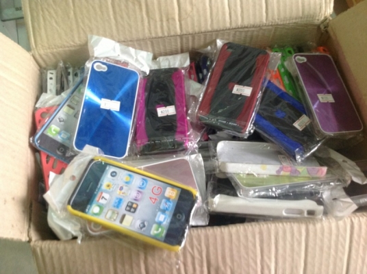 ขายเหมาเคส ipone4+เคส blackberry ครับ 198 อัน  ตกอันละ  60 บาท  แถม 200 กว่าอัน