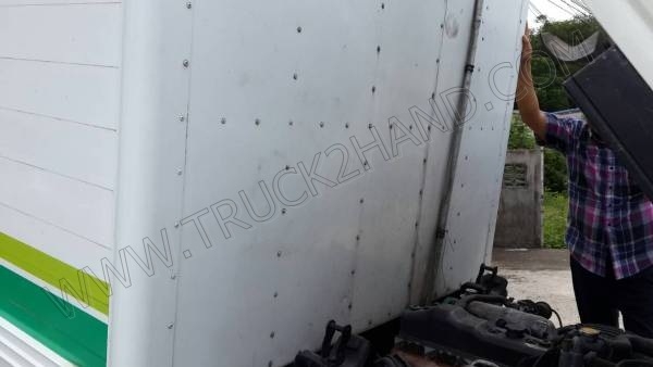 รถบรรทุก 4 ล้อ บรรทุกตู้แห้ง ยี่ห้อ ISUZU