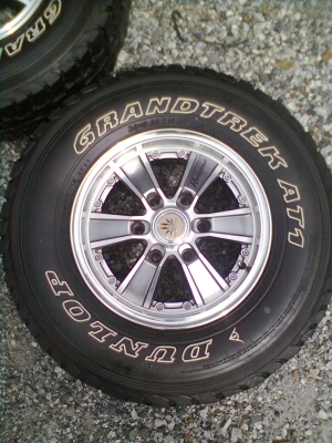 ขายแม็ก 6 รูขอบ 15 พร้อมยาง 30X9.50R15 ยางDUNLOPปี12  จำนวน 1 ชุด พร้อมน๊อต 24 ตัว