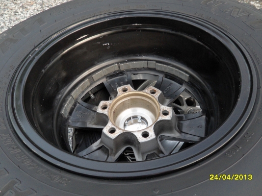 ขายแม็ก 6 รูขอบ 15 พร้อมยาง 30X9.50R15 ยางDUNLOPปี12  จำนวน 1 ชุด พร้อมน๊อต 24 ตัว