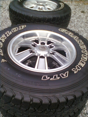 ขายแม็ก 6 รูขอบ 15 พร้อมยาง 30X9.50R15 ยางDUNLOPปี12  จำนวน 1 ชุด พร้อมน๊อต 24 ตัว