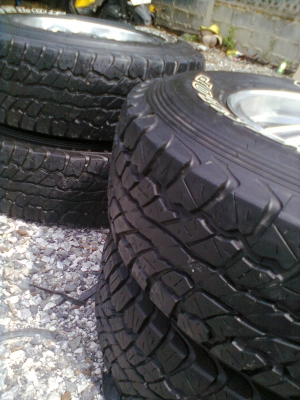 ขายแม็ก 6 รูขอบ 15 พร้อมยาง 30X9.50R15 ยางDUNLOPปี12  จำนวน 1 ชุด พร้อมน๊อต 24 ตัว