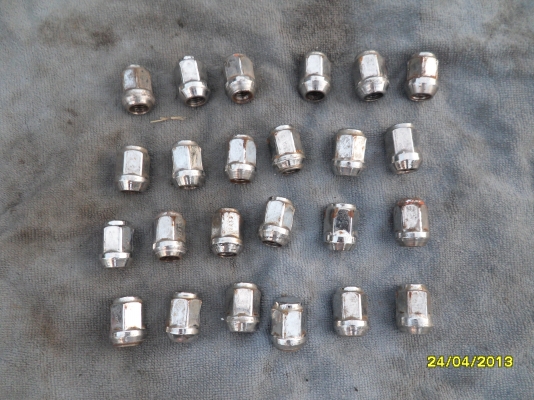 ขายแม็ก 6 รูขอบ 15 พร้อมยาง 30X9.50R15 ยางDUNLOPปี12  จำนวน 1 ชุด พร้อมน๊อต 24 ตัว