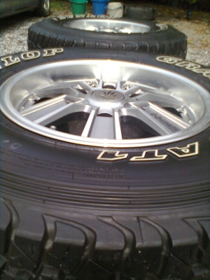 ขายแม็ก 6 รูขอบ 15 พร้อมยาง 30X9.50R15 ยางDUNLOPปี12  จำนวน 1 ชุด พร้อมน๊อต 24 ตัว