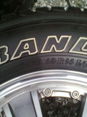 ขายแม็ก 6 รูขอบ 15 พร้อมยาง 30X9.50R15 ยางDUNLOPปี12  จำนวน 1 ชุด พร้อมน๊อต 24 ตัว