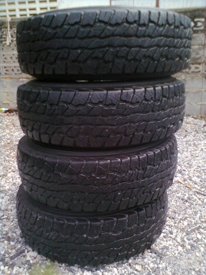 ขายแม็ก 6 รูขอบ 15 พร้อมยาง 30X9.50R15 ยางDUNLOPปี12  จำนวน 1 ชุด พร้อมน๊อต 24 ตัว