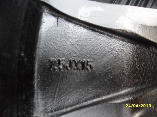 ขายแม็ก 6 รูขอบ 15 พร้อมยาง 30X9.50R15 ยางDUNLOPปี12  จำนวน 1 ชุด พร้อมน๊อต 24 ตัว