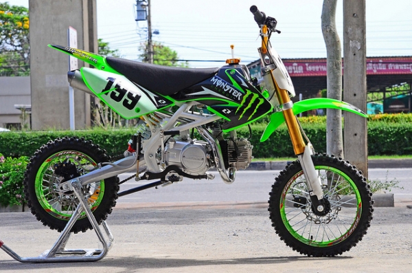 ลดล้าง stock รถ สนามเบอร์ 199 เครื่องสูตร LIFAN 125CC แรงด้วยเครื่องที่มีแรงบิดสูง ยกล้อง่ายๆ เฟรมถักรับแรงกระแทกได้สบาย กระโดดได้ โช็คหน้าหัวกลับ ท่อสูตรแต่ง และล้อ อลูมิเนียม น้ำหนักเบา ขี่ง่ายคล่องตัว โปรโมชั่น สุดท้าย เหลือเพียงไม่กี่คัน อย่ารอช้า 275