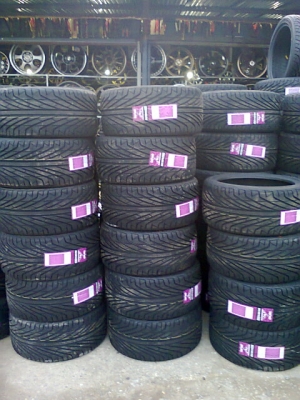 ขายยาง 235 40 18 265 35 18 1ชุดใหม่ 11500 0806260417