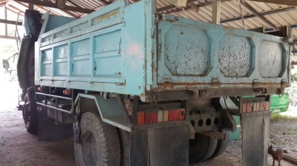 รถอิซุซุ 6 ล้อดั้ม 195 แรงม้า  สนใจติดต่อ 081 - 6079515