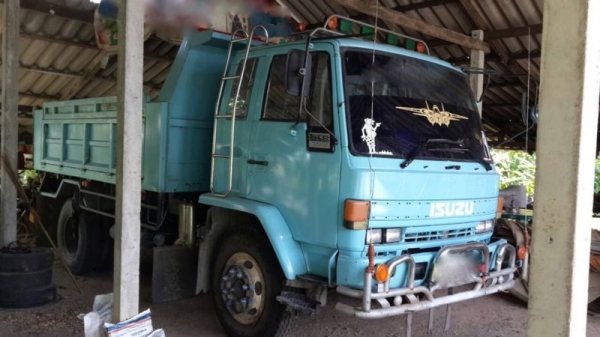 รถอิซุซุ 6 ล้อดั้ม 195 แรงม้า  สนใจติดต่อ 081 - 6079515