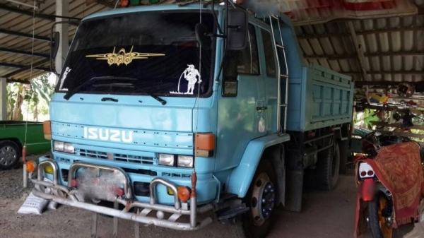 รถอิซุซุ 6 ล้อดั้ม 195 แรงม้า  สนใจติดต่อ 081 - 6079515