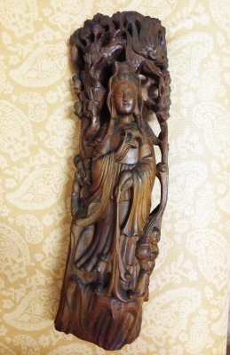 ไม้มงคลแกะสลักรูปพระมหาโพธิ์สัตว์กวนอิม