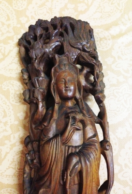 ไม้มงคลแกะสลักรูปพระมหาโพธิ์สัตว์กวนอิม