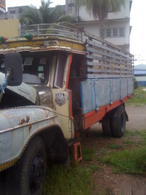 รถบรรทุก6ล้อ สภาพพร้อมใช้งาน 180,000 บาท