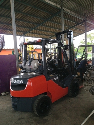 ขาย ฟอล์คลิฟท์ 3.0 ตัน TOYOTA 8FG30  เสา 4 เมตร เกียร์ auto