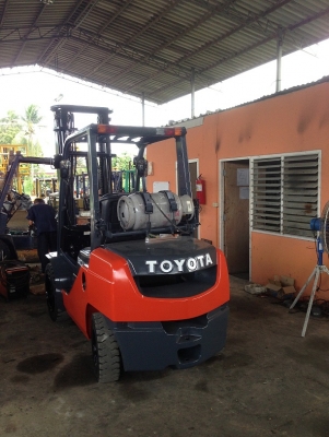 ขาย ฟอล์คลิฟท์ 3.0 ตัน TOYOTA 8FG30  เสา 4 เมตร เกียร์ auto