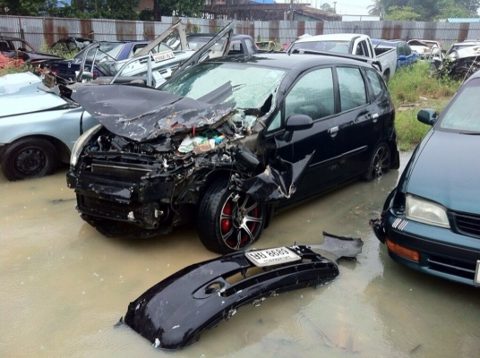 ขาย honda jazz เกิดอุบัติเหุต