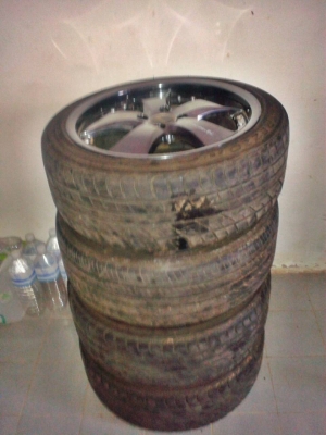 ขายแม็กสวยสภาพดีพร้อมยางขอบ 17  4 รู 100 สีดำแบล็คโคมเจ้าของขายเอง