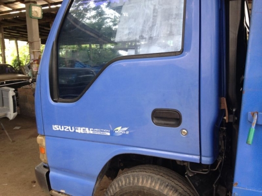 รถอิซูซุ 6 ล้อ รั้ว 130 แรงม้า ปี 48  สนใจติดต่อ 081 - 6079515