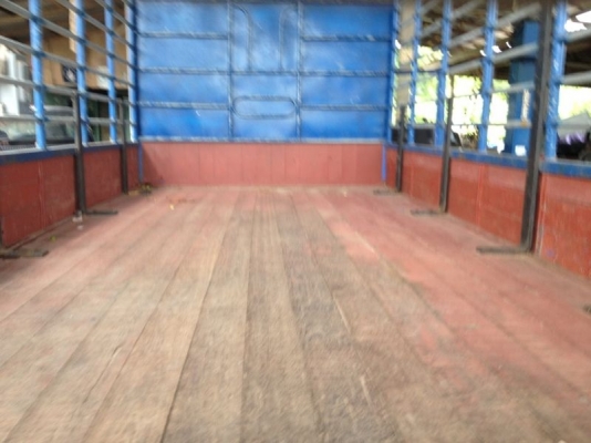 รถอิซูซุ 6 ล้อ รั้ว 130 แรงม้า ปี 48  สนใจติดต่อ 081 - 6079515