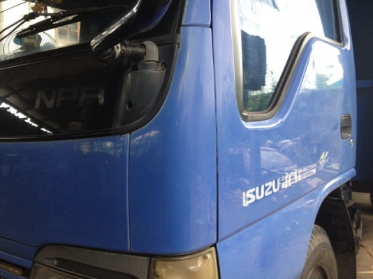 รถอิซูซุ 6 ล้อ รั้ว 130 แรงม้า ปี 48  สนใจติดต่อ 081 - 6079515