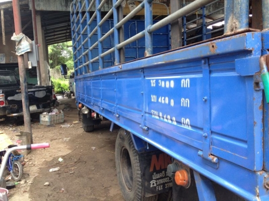 รถอิซูซุ 6 ล้อ รั้ว 130 แรงม้า ปี 48  สนใจติดต่อ 081 - 6079515