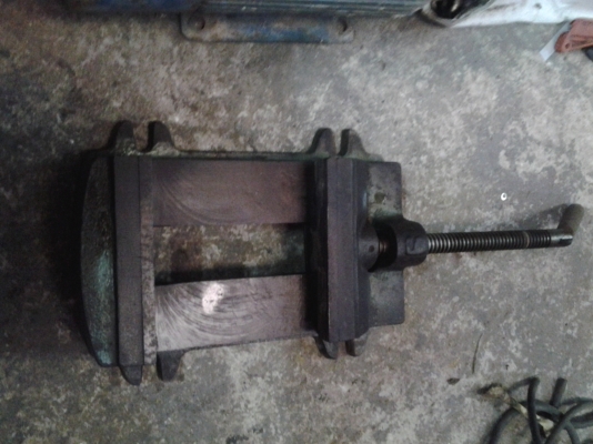 ขาย !!  ปากกาจับชิ้นงาน แท่นเจาะสว่านใหญ่