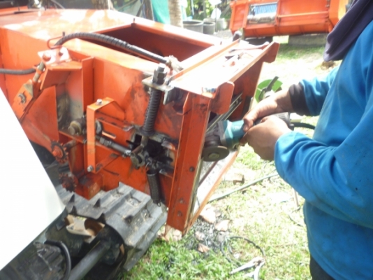 บริการซ่อมรถเกี่ยวข้าว ทุกชนิด ปะผุ ซ่อม เปลี่ยนอะไหร่ แต่ง เเปลง คืนสภาพ ทำสี  ตามต้องการ ราคากันเองที่สุด ปรึกษาเราได้ก็ทำมาแล้ว สิบกว่าคัน เหลือคันหนึ่งจะเสร็จ เราไม่รับรถมารอ ทำเสร็จค่อยรับมาทำต่อ