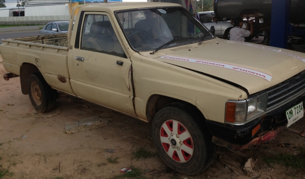 TOYOTA HILUX HERO 2.4 D รถสภาพดีเครื่องฟิตใหม่แรงดีมากครับ ภายในห้องเก๋งสวยไม่มีผุกร่อน คอนโซลอยู่ครบ กระบะไม่ผุ ช่วงล่างคัชซีสวยไม่ผุไม่ดาม ยางสภาพดี 60\% พร้อมใช้งานได้เลย เอกสารทะเบียนภาษีครบพร้อมโอน ราคาต่อรองได้นะครับ