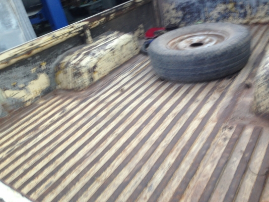 TOYOTA HILUX HERO 2.4 D รถสภาพดีเครื่องฟิตใหม่แรงดีมากครับ ภายในห้องเก๋งสวยไม่มีผุกร่อน คอนโซลอยู่ครบ กระบะไม่ผุ ช่วงล่างคัชซีสวยไม่ผุไม่ดาม ยางสภาพดี 60\% พร้อมใช้งานได้เลย เอกสารทะเบียนภาษีครบพร้อมโอน ราคาต่อรองได้นะครับ