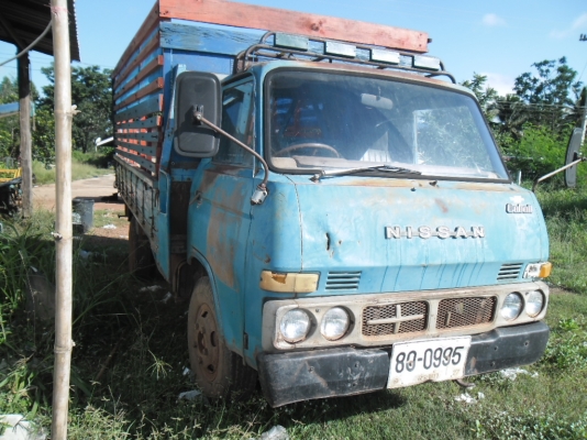 รถ 6 ล้อ NISSAN