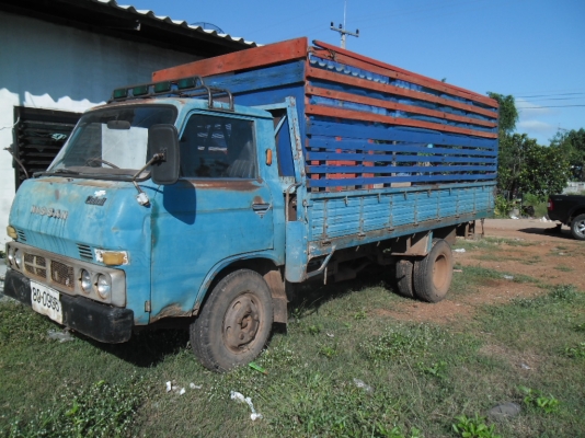 รถ 6 ล้อ NISSAN