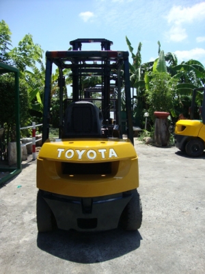 ขายรถโฟล์คลิฟท์ TOYOTA  7FD20   เครื่องยนต์ดีเซล เกียร์ธรรมดา  เสาสูง 4,000  มม.  งา 1,070  มม.  ยางตัน