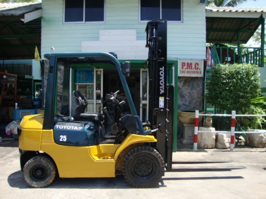 ขายรถโฟล์คลิฟท์ TOYOTA  7FD20   เครื่องยนต์ดีเซล เกียร์ธรรมดา  เสาสูง 4,000  มม.  งา 1,070  มม.  ยางตัน