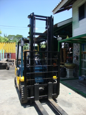 ขายรถโฟล์คลิฟท์ TOYOTA  7FD20   เครื่องยนต์ดีเซล เกียร์ธรรมดา  เสาสูง 4,000  มม.  งา 1,070  มม.  ยางตัน