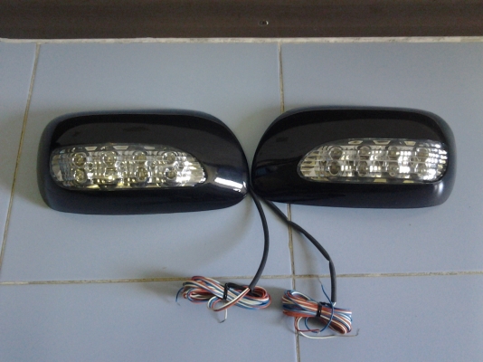 ขายครอบกระจกมองข้าง TOYOTA  VIOS ALTIS มีไฟหรี่ มีไฟเลี้ยว ของใหม่