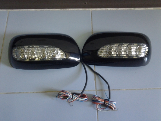 ขายครอบกระจกมองข้าง TOYOTA  VIOS ALTIS มีไฟหรี่ มีไฟเลี้ยว ของใหม่