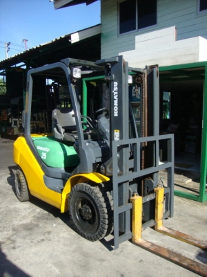 ขายรถโฟล์คลิฟท์ KOMATSU FD25-16 เครื่องยนต์ดีเซล เกียร์ออโตเมติค เสาสูง 3,000 มม. งายาว 1,070 มม. ยางตัน ขายรถโฟล์คลิฟท์ KOMATSU FD25-16 เครื่องยนต์ดีเซล เกียร์ออโตเมติค เสาสูง 3,000 มม. งายาว 1,070 มม. ยางตัน