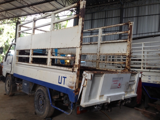 รถบรรทุก 4 ล้อ TOYOTA รุ่น BU ยกหลังขึ้น-ลงได้  มี 2 คัน