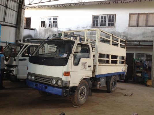 รถบรรทุก 4 ล้อ TOYOTA รุ่น BU ยกหลังขึ้น-ลงได้  มี 2 คัน