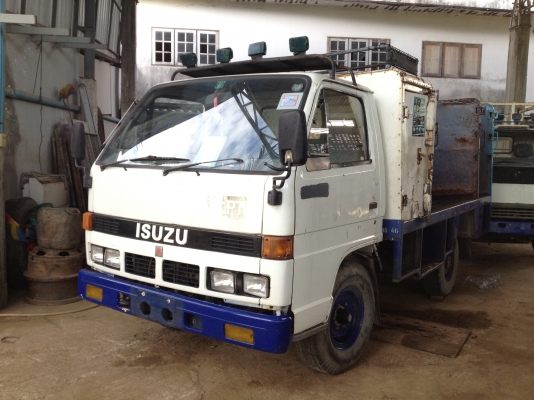 รถบรรทุก 4 ล้อ ISUZU รุ่น NKR ยกหลังขึ้น-ลงได้  มี 2 คัน