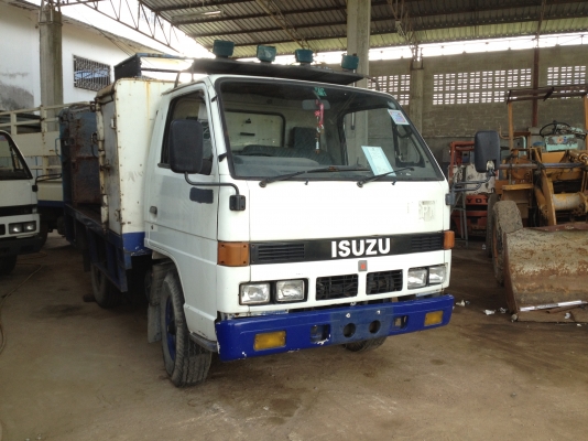 รถบรรทุก 4 ล้อ ISUZU รุ่น NKR ยกหลังขึ้น-ลงได้  มี 2 คัน