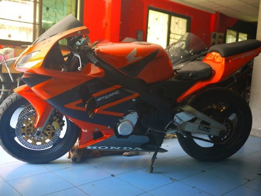 ขาย Cbr400 พร้อมทะเบียนแท้จัดไฟแนนท์ได้ ใส่แฟริ่ง CBR600 พร้อมท่อสูตร performann เสียงลั่นๆรถเครื่องดีมาก ราคา 85000 by 400 Club Thailand www.400clubthailand.com0803355484