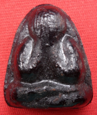 พระปิดตาหลังแบบเนื้อผงคลุกรัก หลวงพ่อปาน วัดเคลือวัลย์