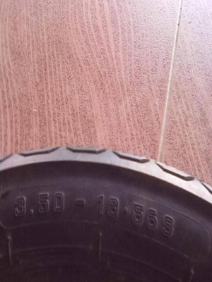 ขายยางหน้า sr400 ดอกยาง75\%ขนาด 3.50-18 แถมยางนัยไม่มีแผล ราคา500บาท พร้อมส่ง 085-2649088 สุพรรณบุรี