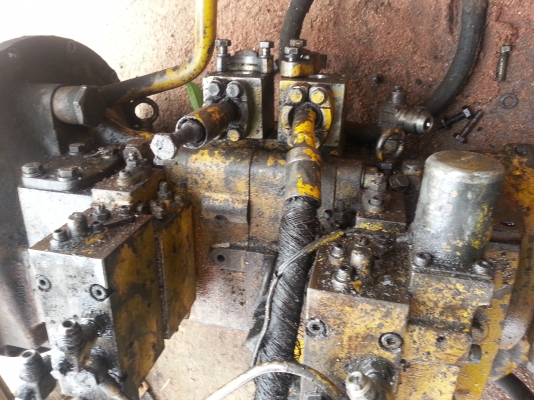 ขายด่วน ปั้มท้ายเครื่อง KOMATSU PC200-5